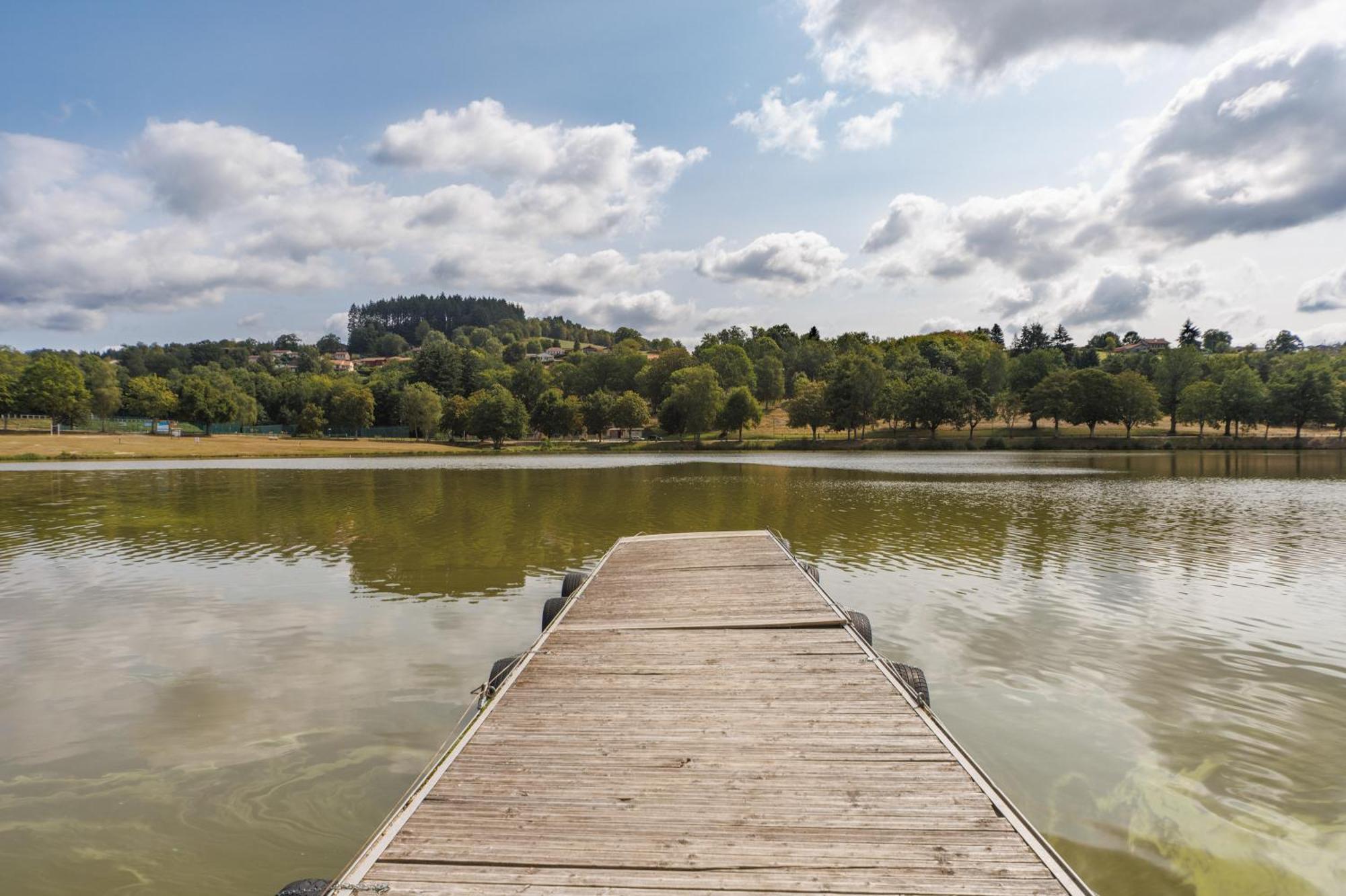 Les Demeures Du Lac Saint-Remy-sur-Durolle Bagian luar foto